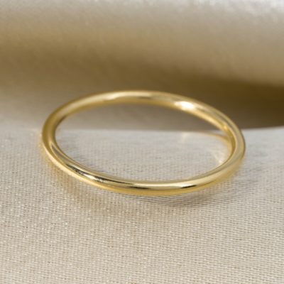 Fine solid gold rings in 18k gold. Beautiful thin ring in gold or silver.
