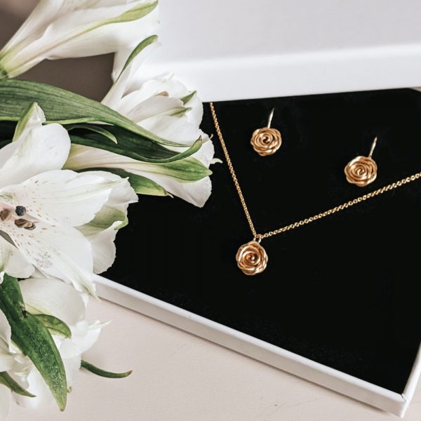 Choose feminine florals with our Rose Jewellery Gift Set in Gold