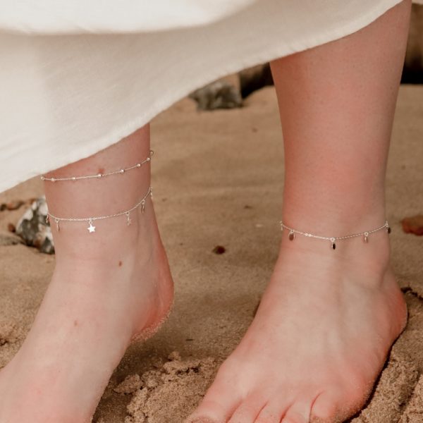 A luxe take on our favourite 90s accessory, the silver anklet is back and here to stay.