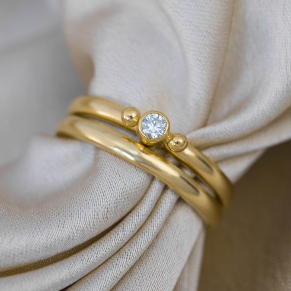 Gold rings with diamonds. Jewellery in gold like rings in gold made from solid gold. womens gold ring. Diamond ring for engagement or wedding rings.