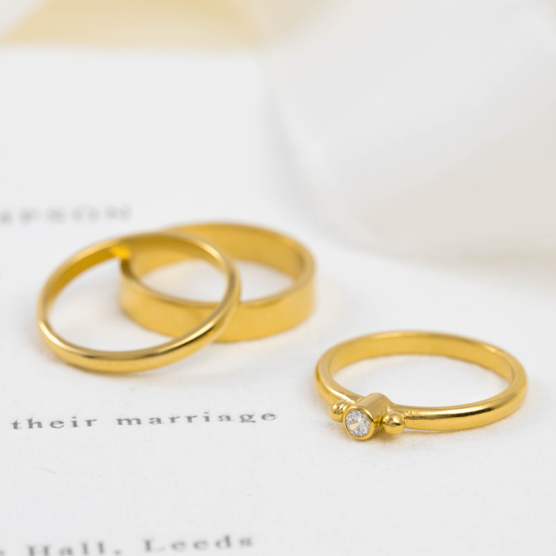 fine solid Gold Wedding Rings Set. Thin gold rings for wedding rings or engagement rings.