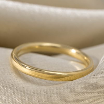 Thin solid gold ring in 18k gold. Beautiful rings in gold or silver.